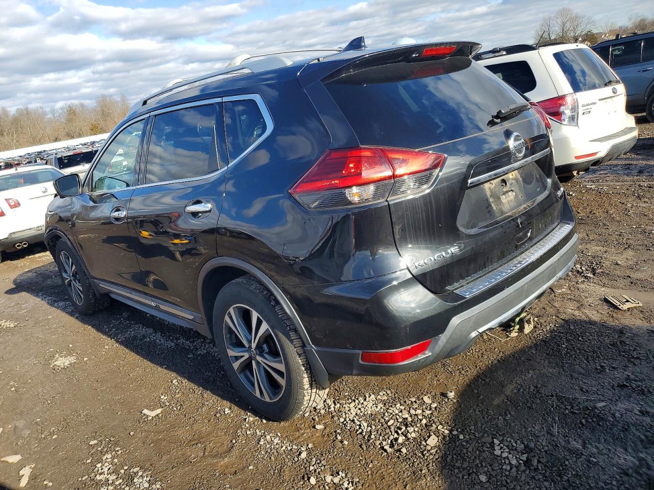 2017 NISSAN ROGUE SV photo 2