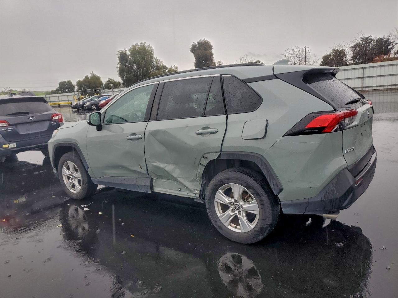 2021 TOYOTA RAV4 XLE photo 3
