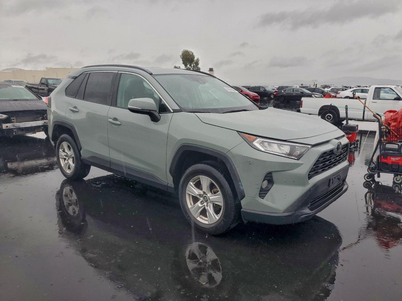 2021 TOYOTA RAV4 XLE photo 7