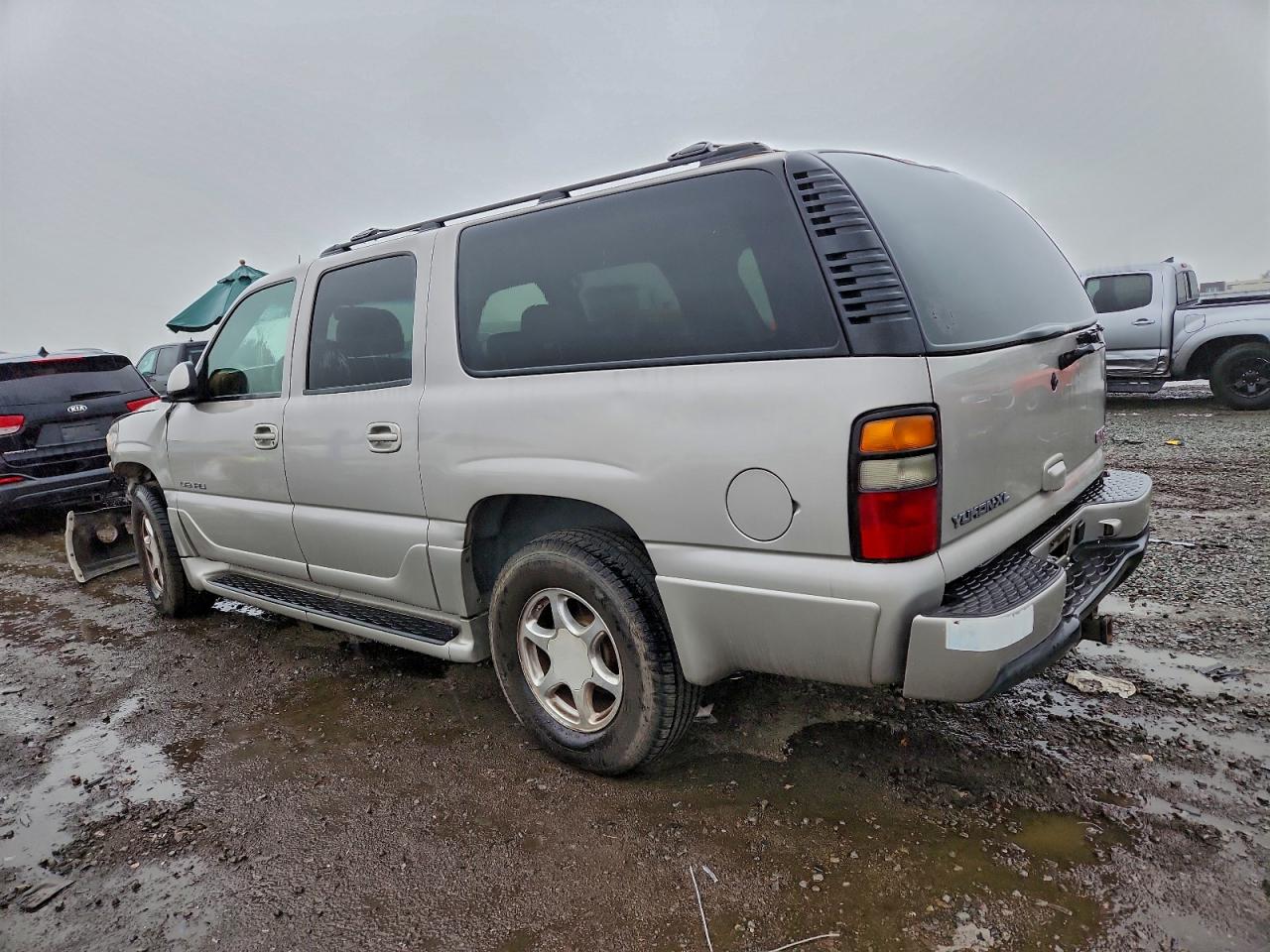 2005 GMC YUKON XL DENALI photo 2