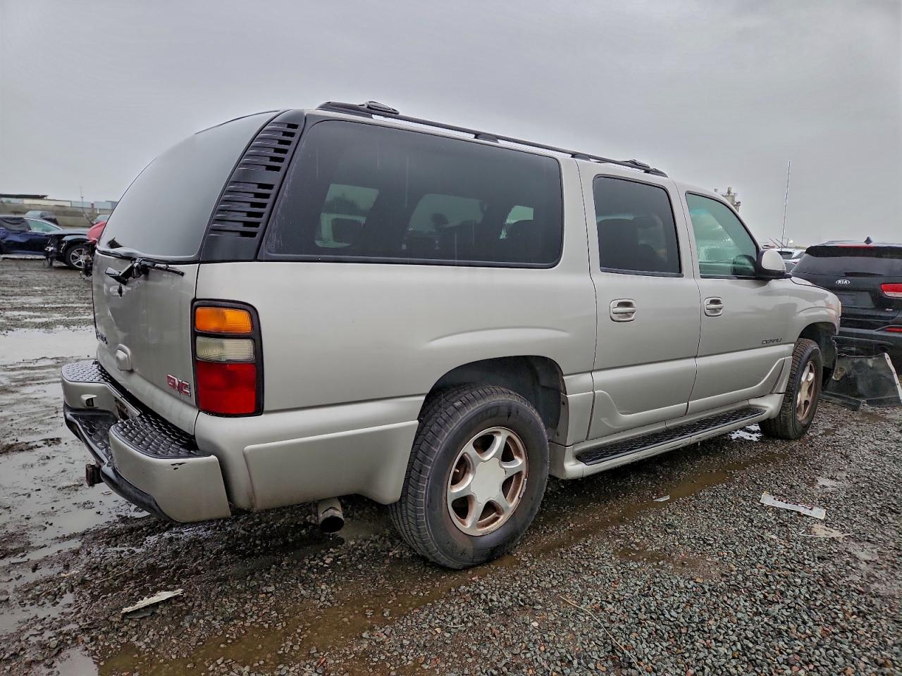 2005 GMC YUKON XL DENALI photo 3
