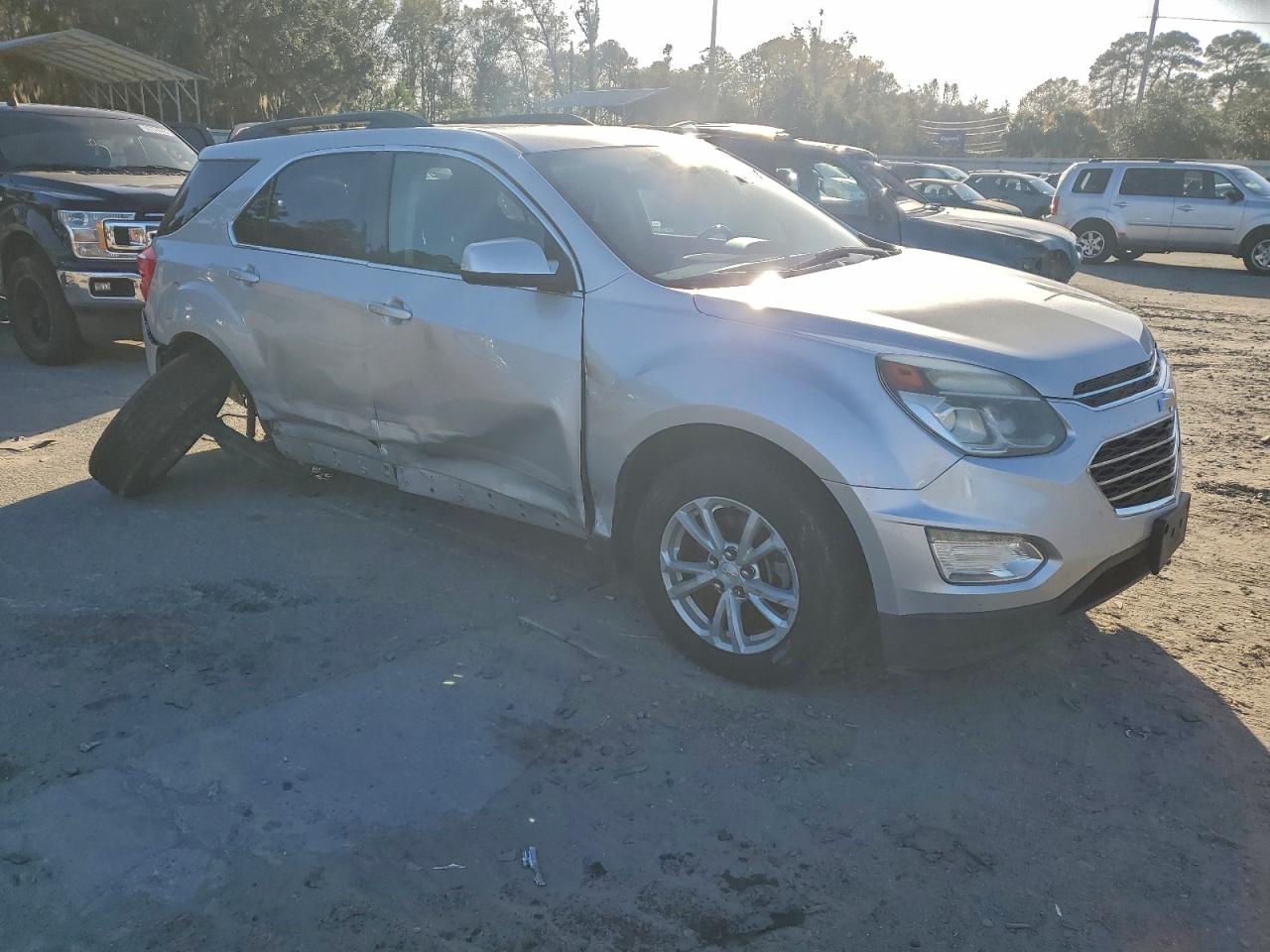 2017 CHEVROLET EQUINOX LT photo 4