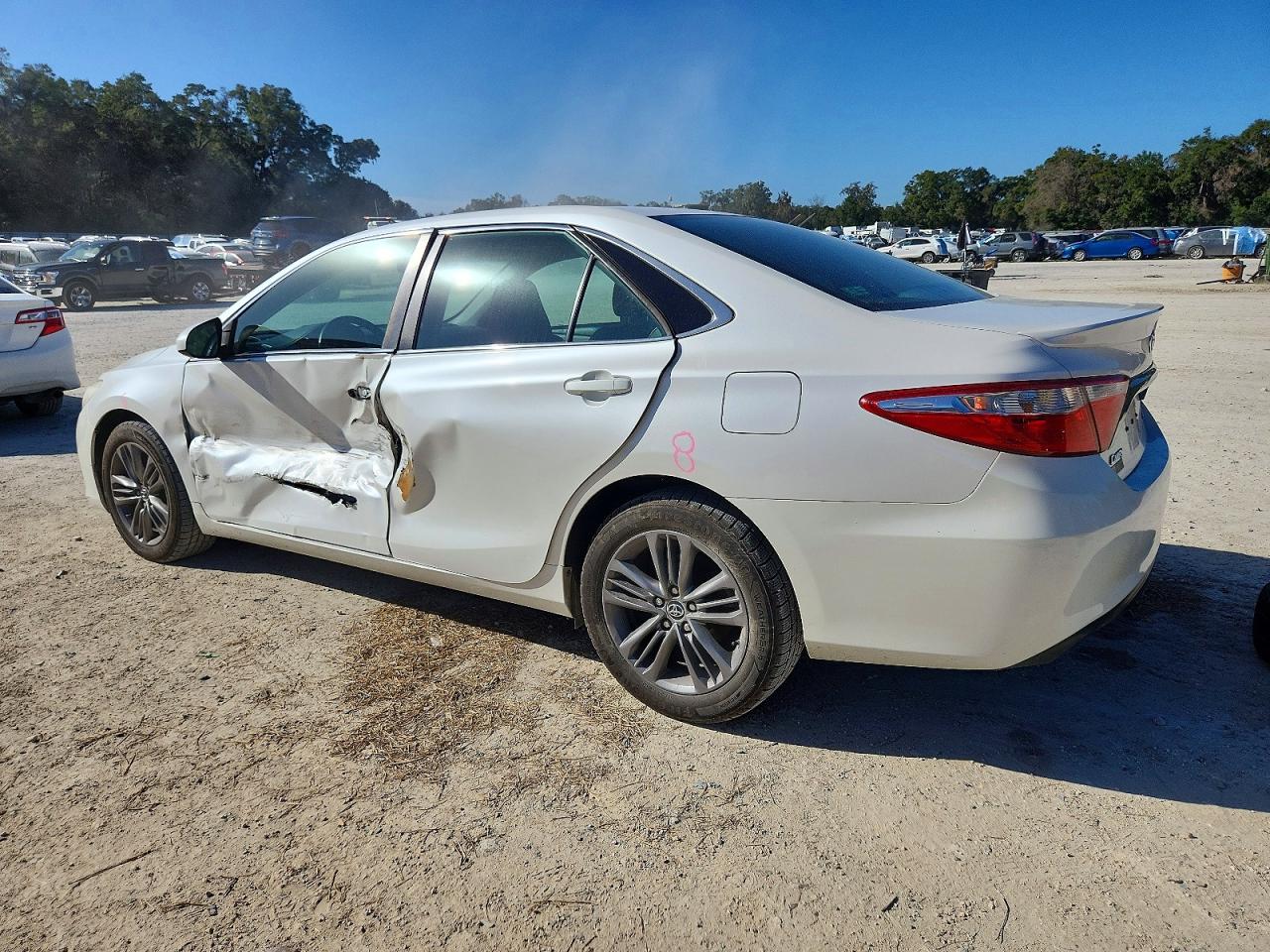 2015 TOYOTA CAMRY LE photo 3