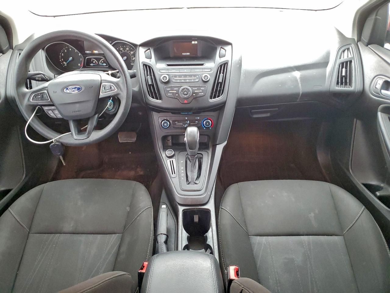 2017 FORD FOCUS SE photo 8