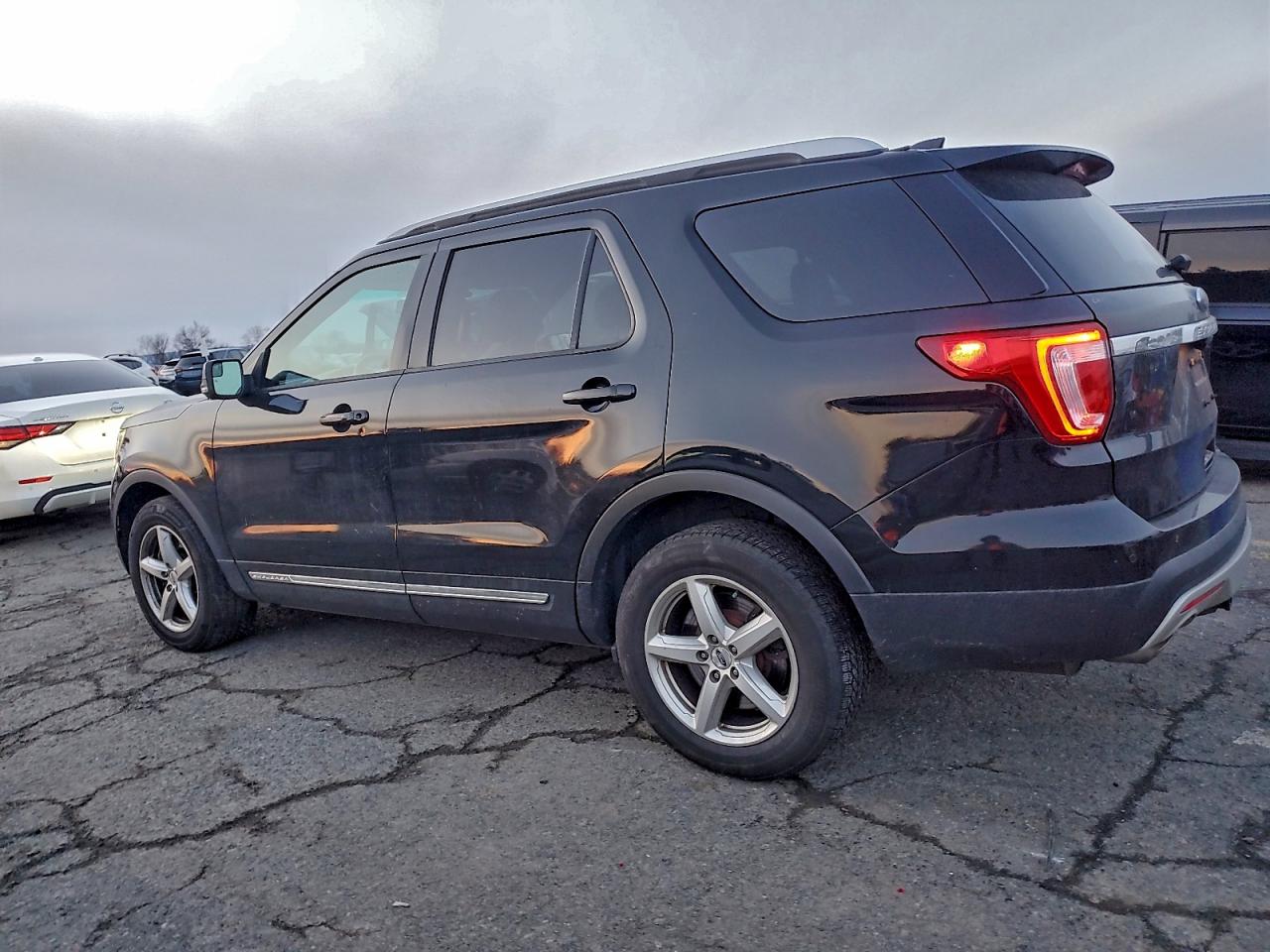 2016 FORD EXPLORER XLT photo 2