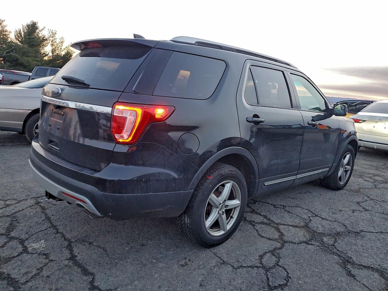 2016 FORD EXPLORER XLT photo 3