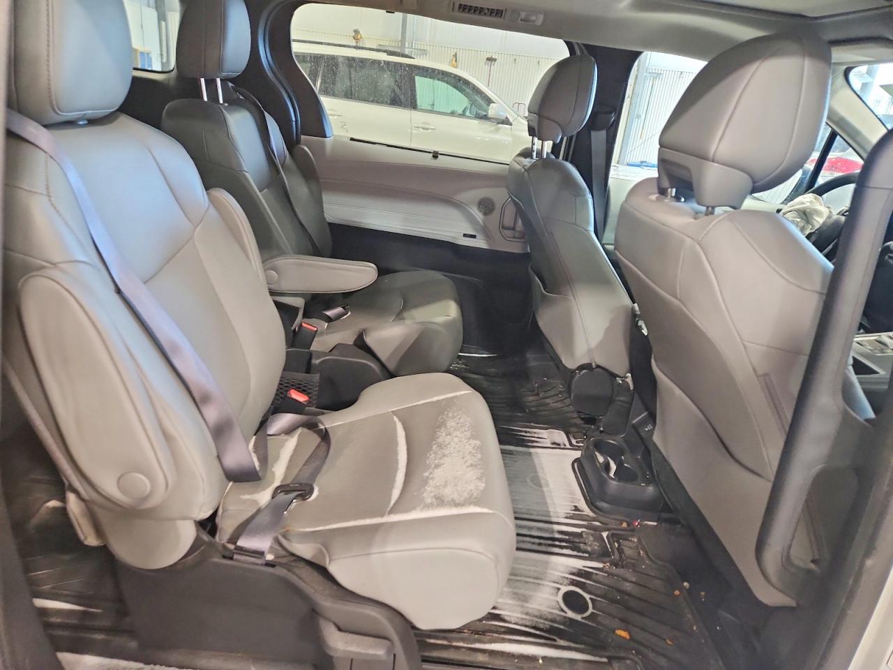 2025 TOYOTA SIENNA XLE photo 11