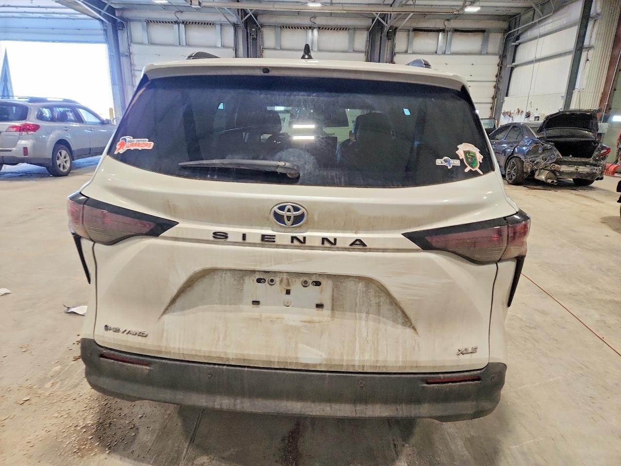 2025 TOYOTA SIENNA XLE photo 6