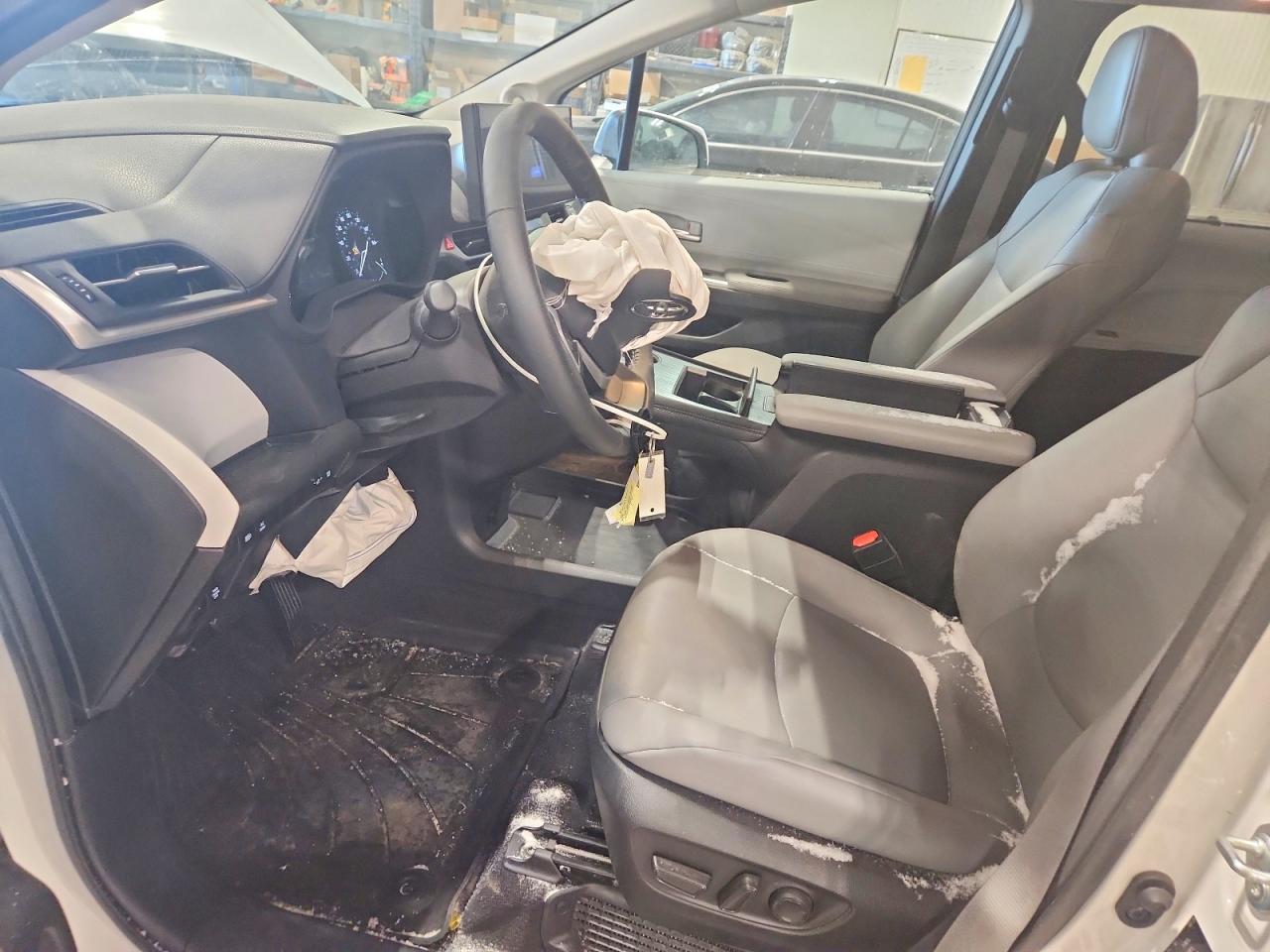 2025 TOYOTA SIENNA XLE photo 7