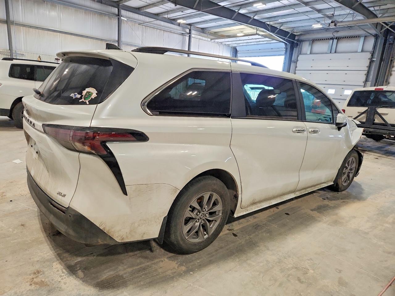 2025 TOYOTA SIENNA XLE photo 3
