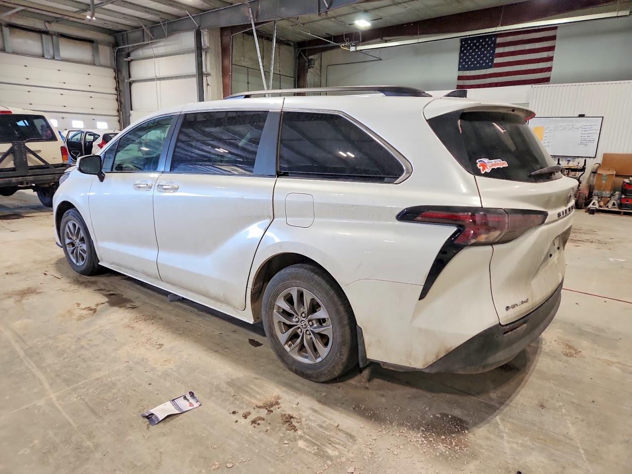 2025 TOYOTA SIENNA XLE photo 2