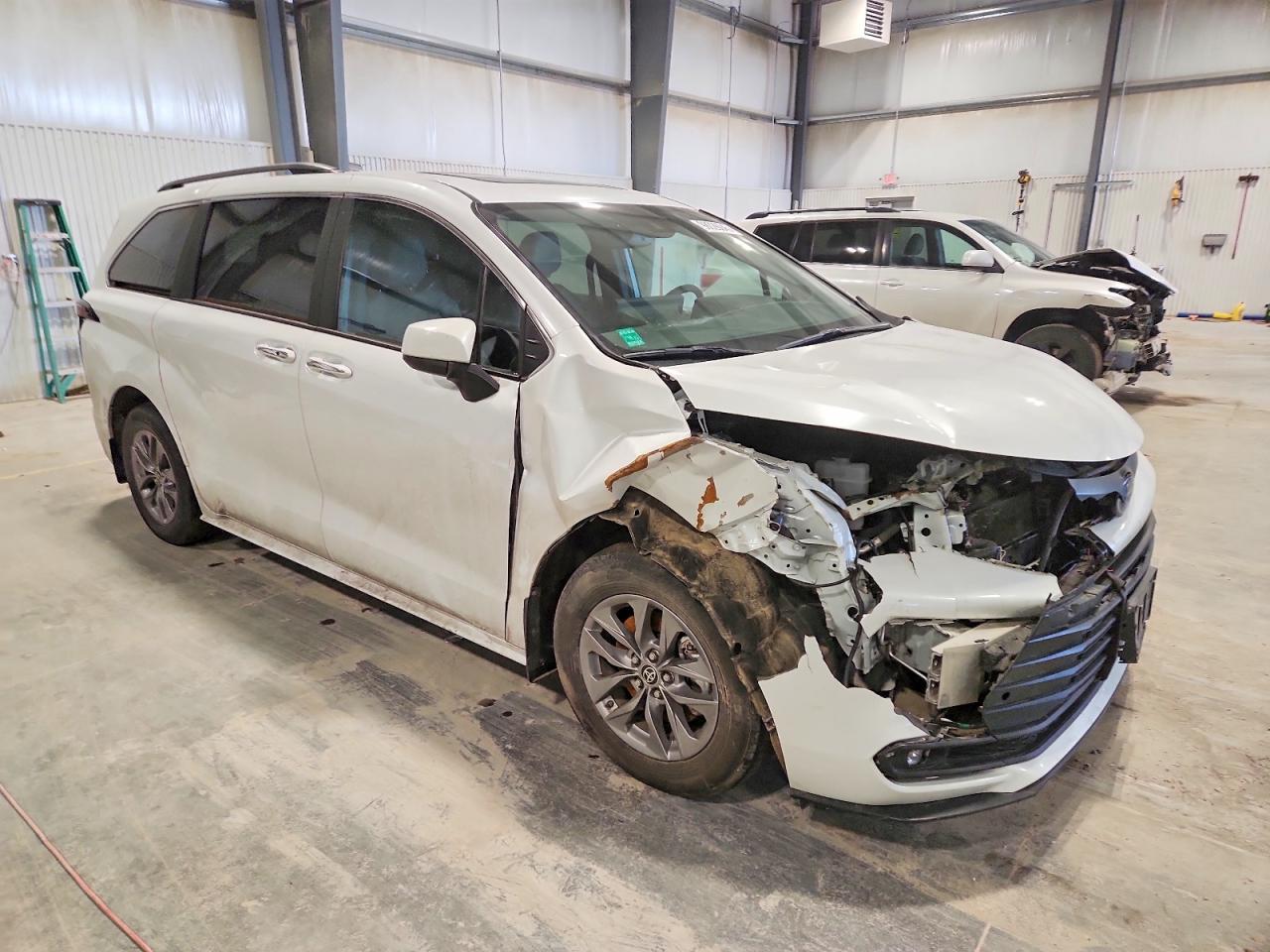 2025 TOYOTA SIENNA XLE photo 4