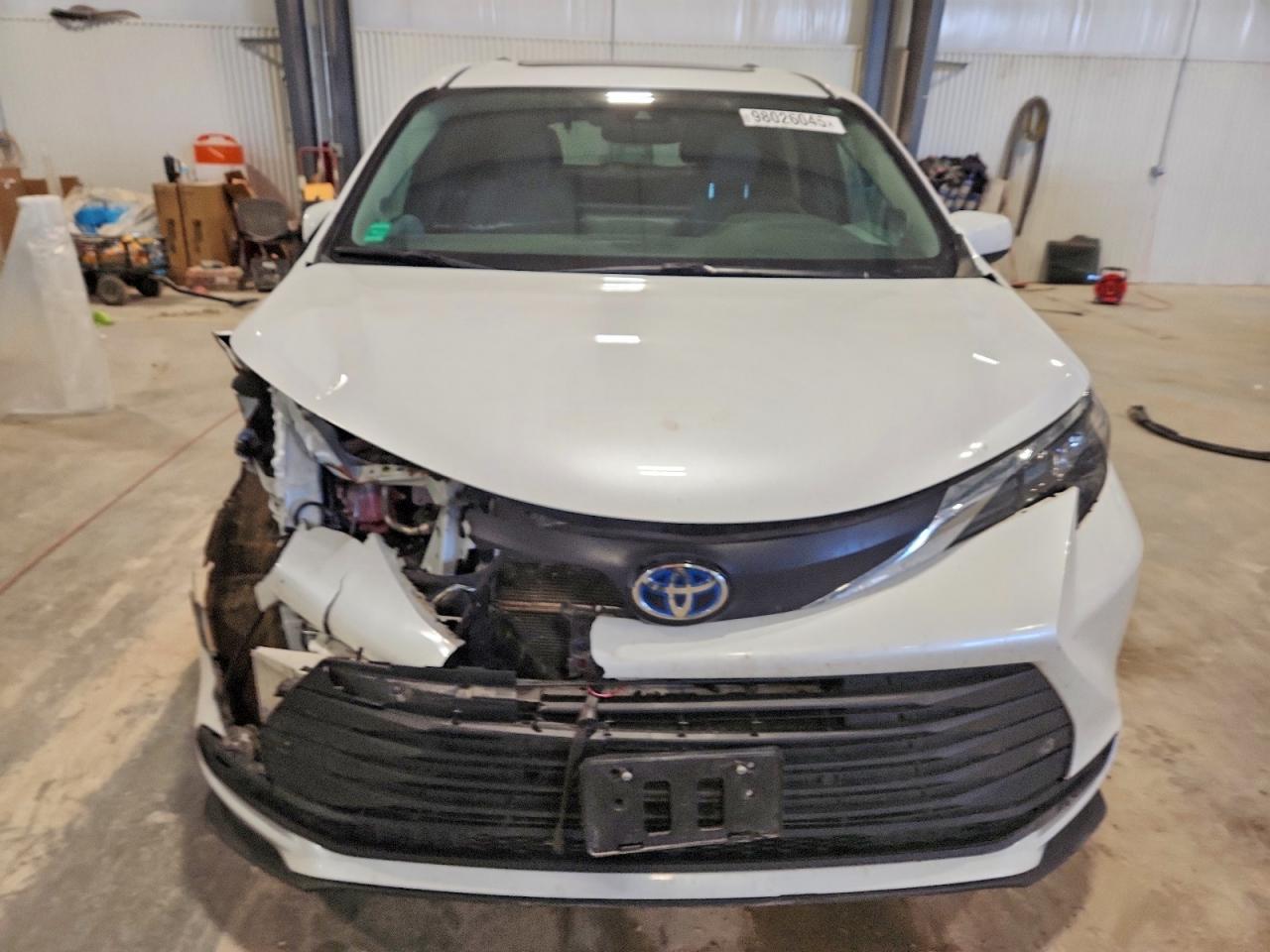 2025 TOYOTA SIENNA XLE photo 5