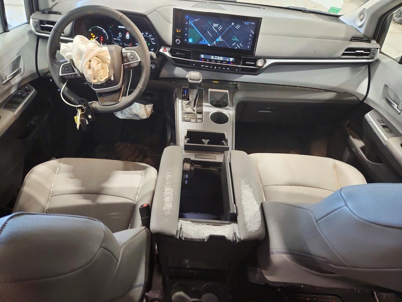 2025 TOYOTA SIENNA XLE photo 8