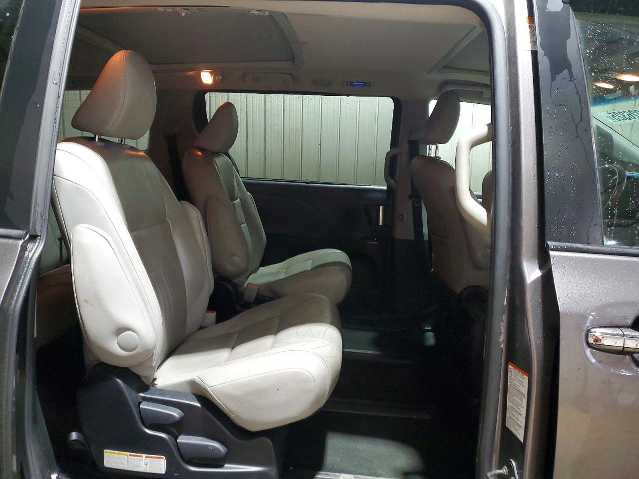 2015 TOYOTA SIENNA XLE photo 11