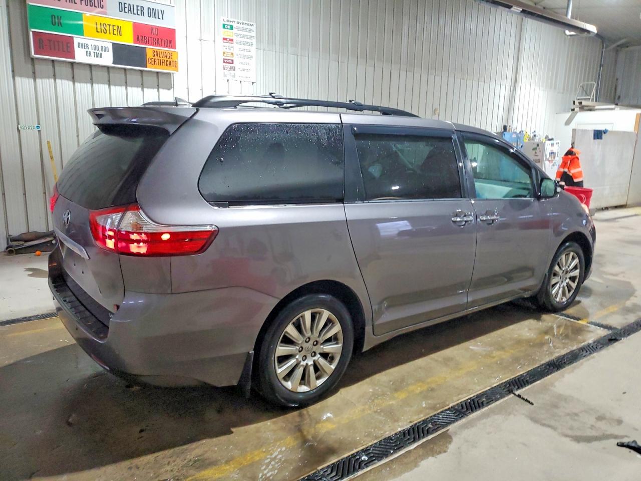 2015 TOYOTA SIENNA XLE photo 3