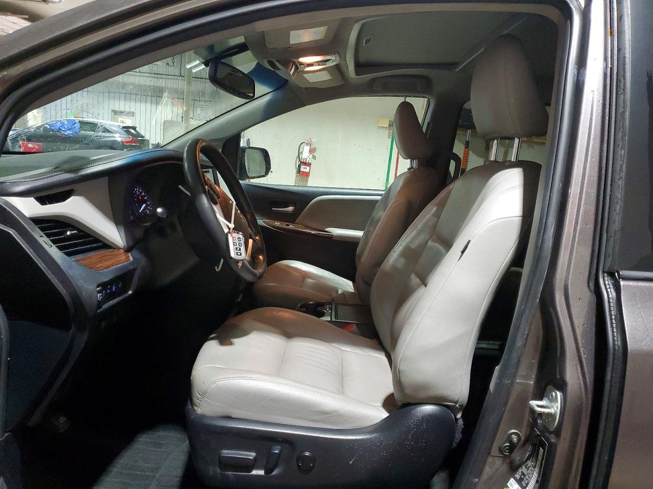 2015 TOYOTA SIENNA XLE photo 7