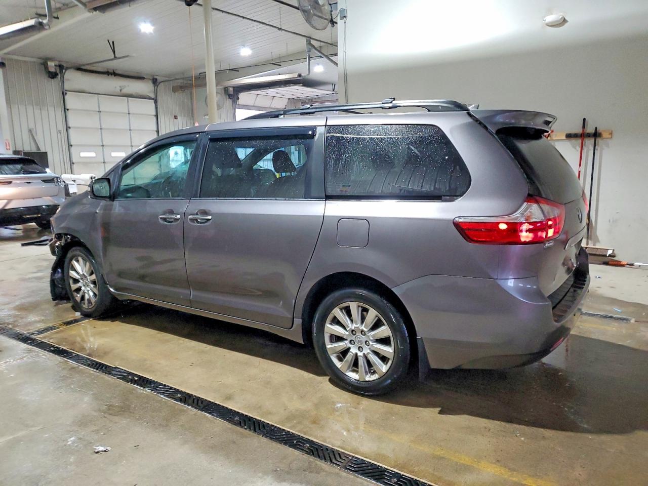 2015 TOYOTA SIENNA XLE photo 2