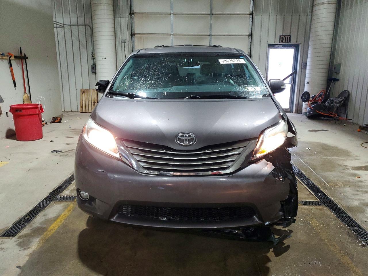 2015 TOYOTA SIENNA XLE photo 5