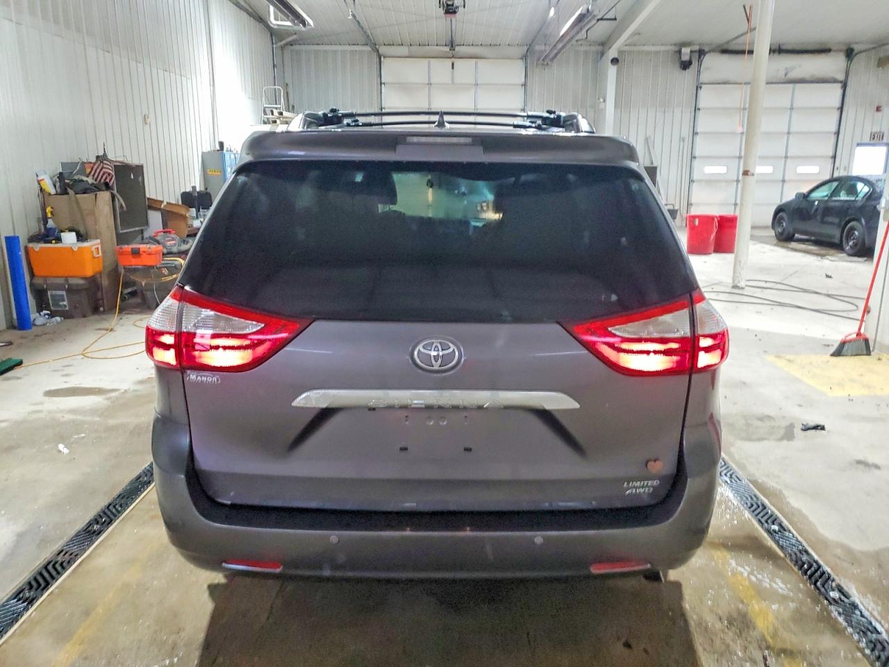 2015 TOYOTA SIENNA XLE photo 6