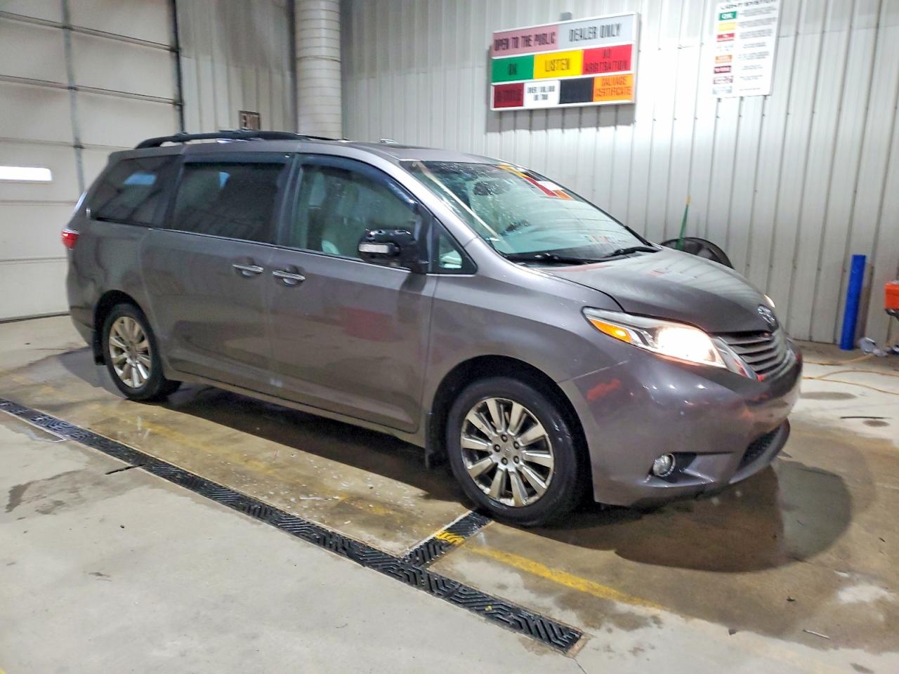 2015 TOYOTA SIENNA XLE photo 4