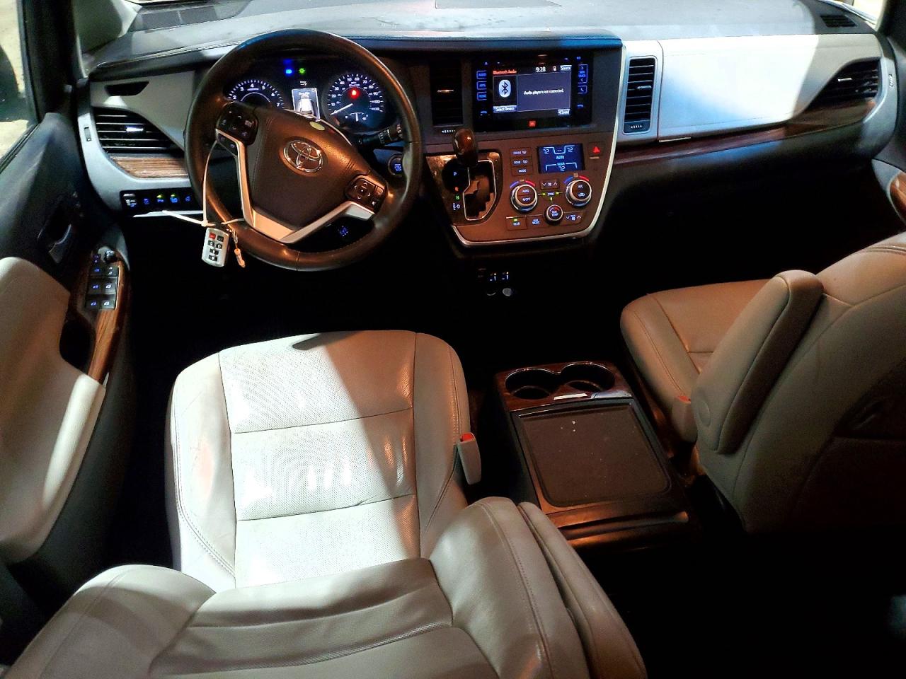 2015 TOYOTA SIENNA XLE photo 8