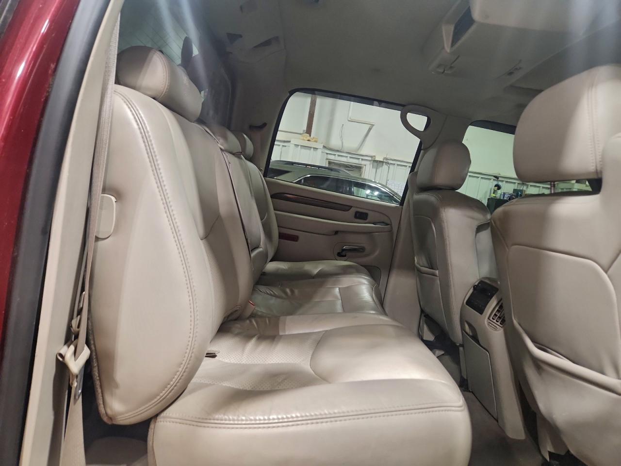 2004 CADILLAC ESCALADE EXT photo 10