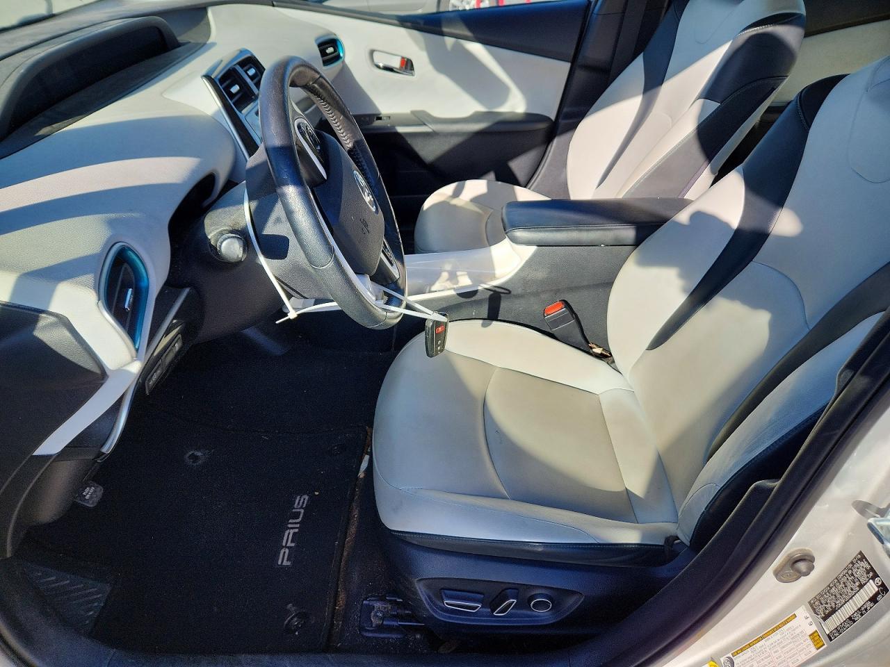 2016 TOYOTA PRIUS photo 7