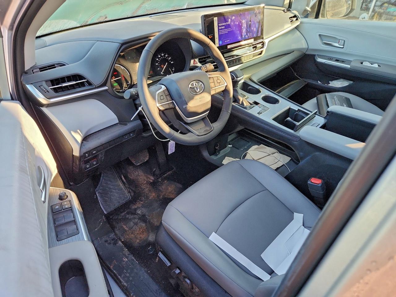 2025 TOYOTA SIENNA XLE photo 8