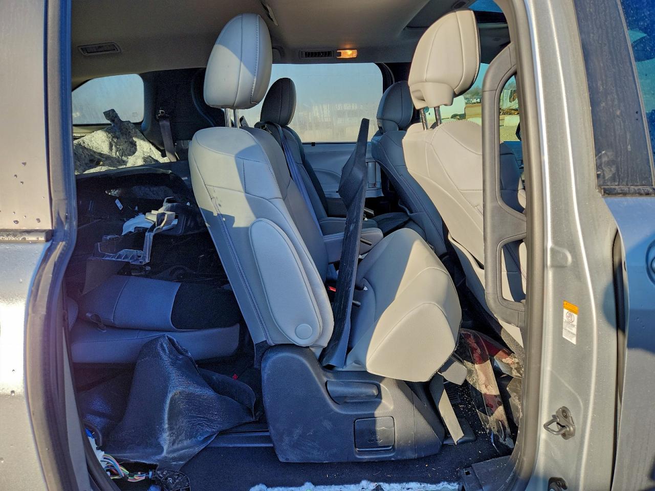2025 TOYOTA SIENNA XLE photo 11