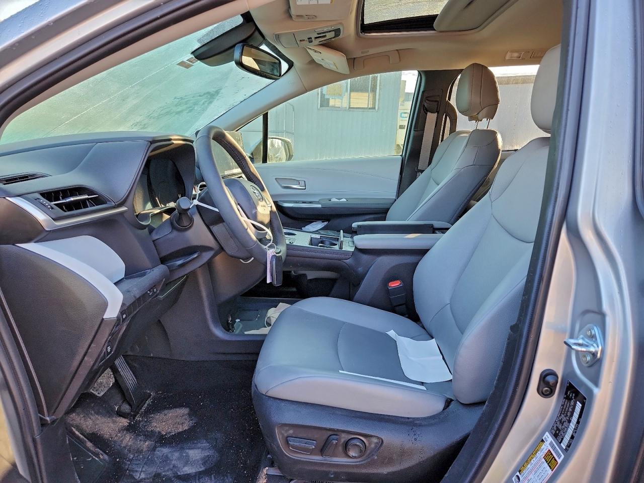 2025 TOYOTA SIENNA XLE photo 7