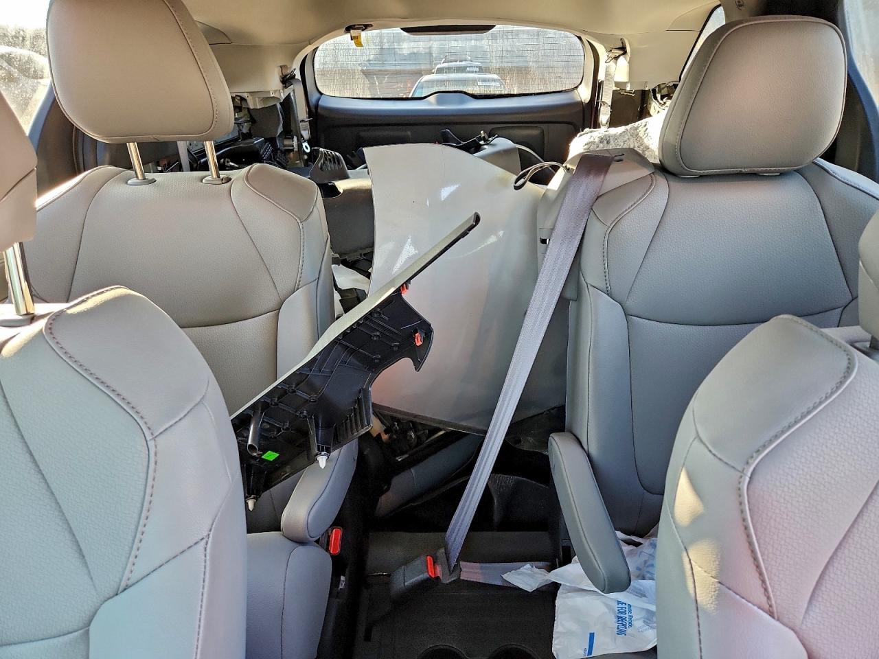 2025 TOYOTA SIENNA XLE photo 10