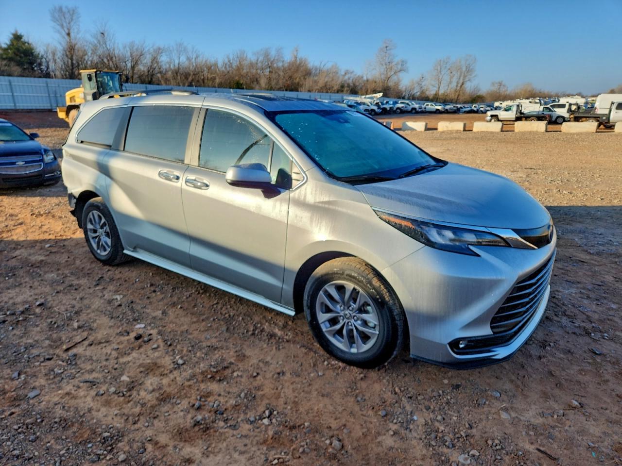 2025 TOYOTA SIENNA XLE photo 4