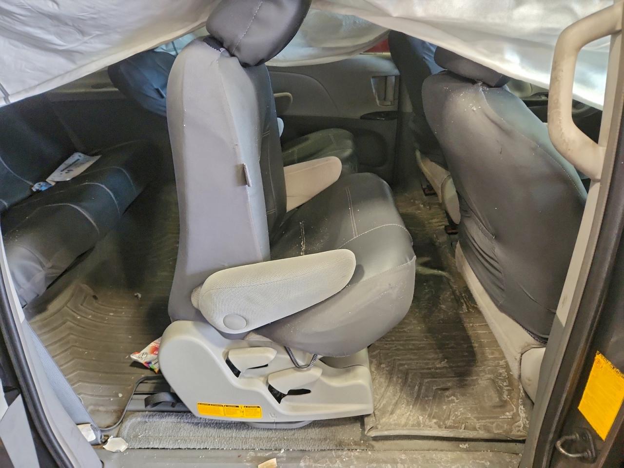 2013 TOYOTA SIENNA LE photo 11