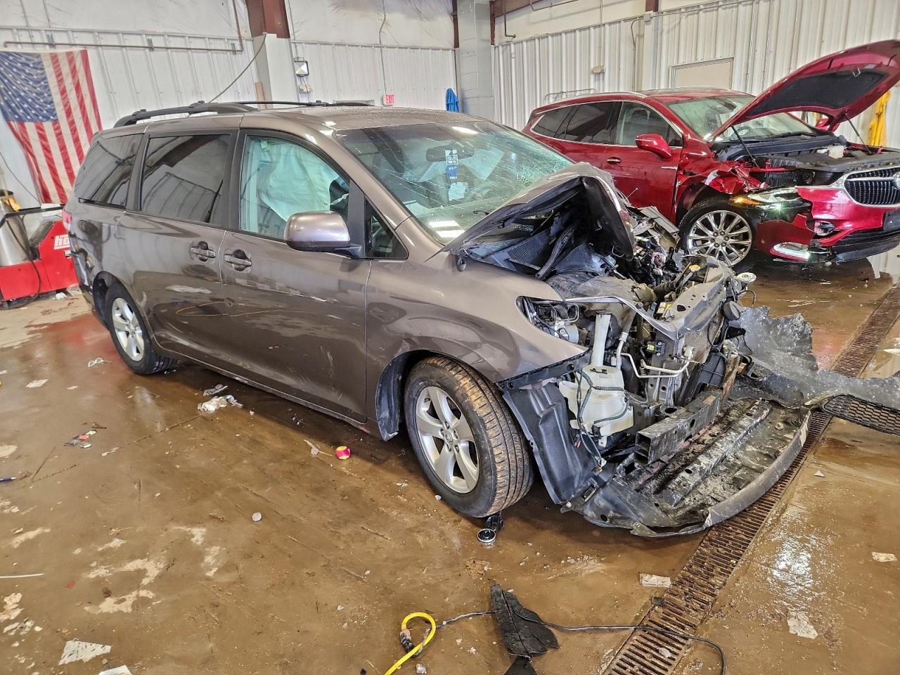 2013 TOYOTA SIENNA LE photo 4