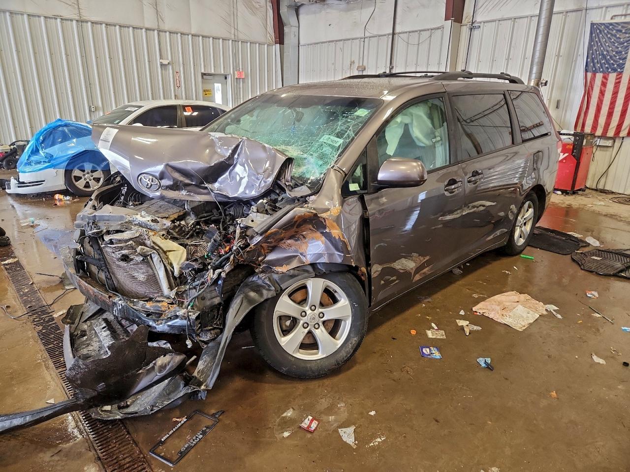 2013 TOYOTA SIENNA