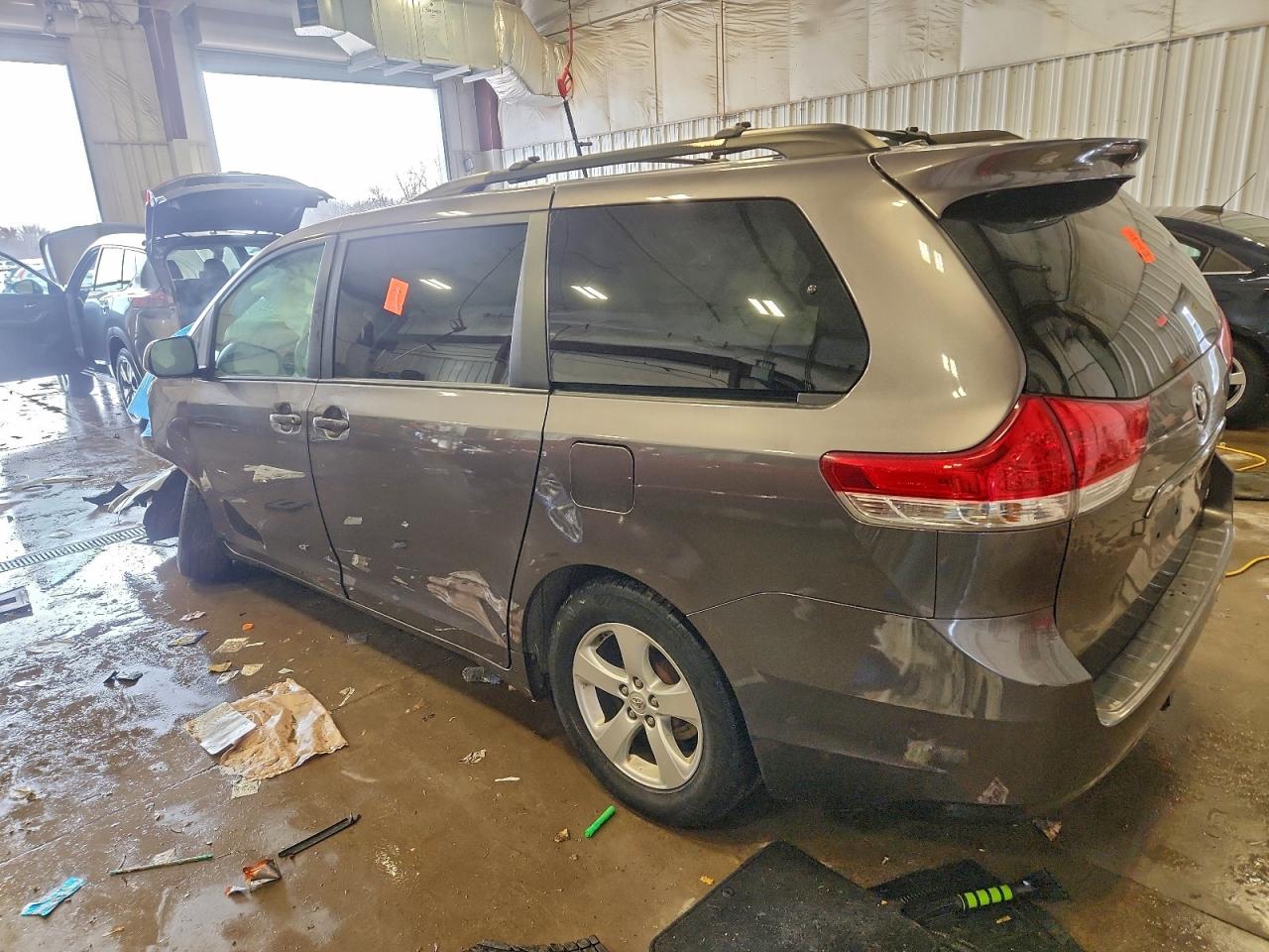 2013 TOYOTA SIENNA LE photo 2
