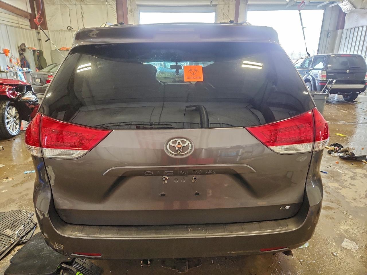 2013 TOYOTA SIENNA LE photo 6