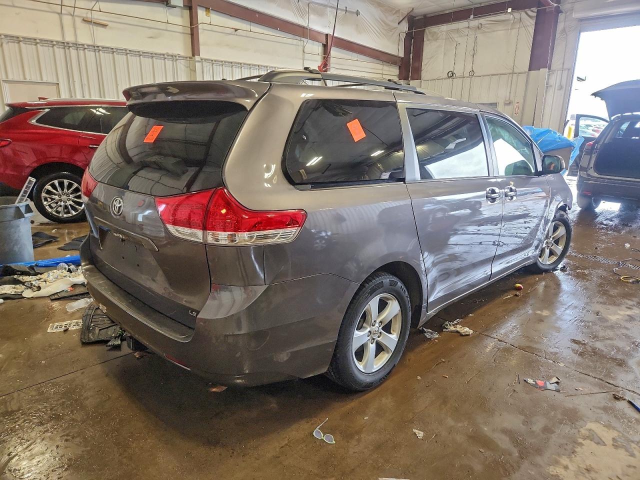 2013 TOYOTA SIENNA LE photo 3