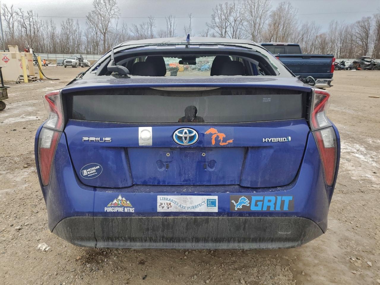 2017 TOYOTA PRIUS photo 6