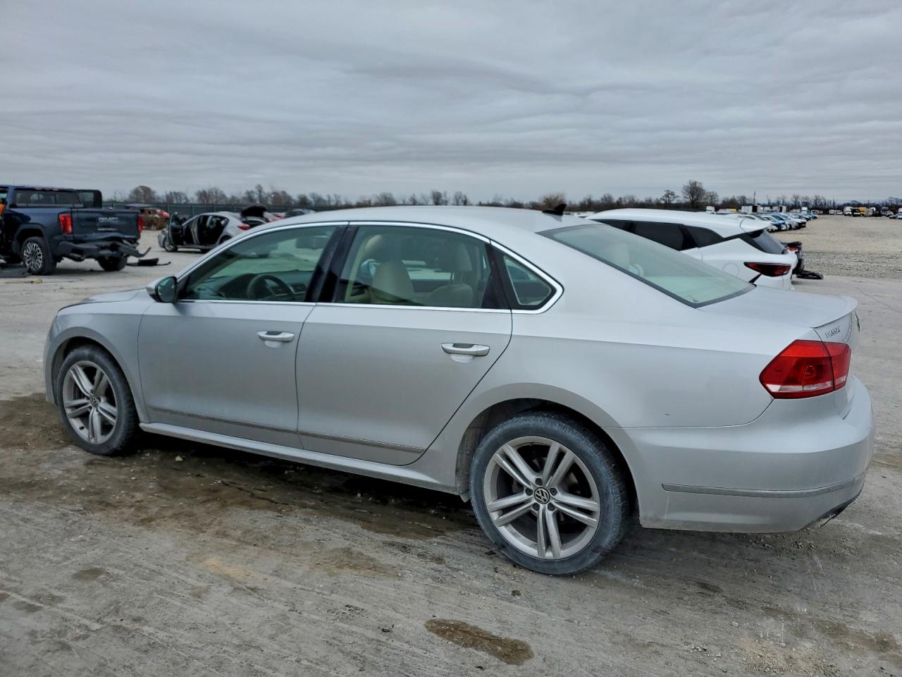 2012 VOLKSWAGEN PASSAT SEL photo 2