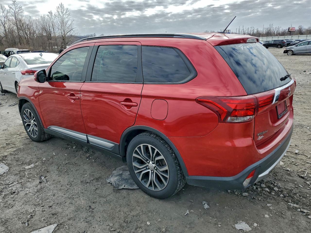 2016 MITSUBISHI OUTLANDER SE photo 2