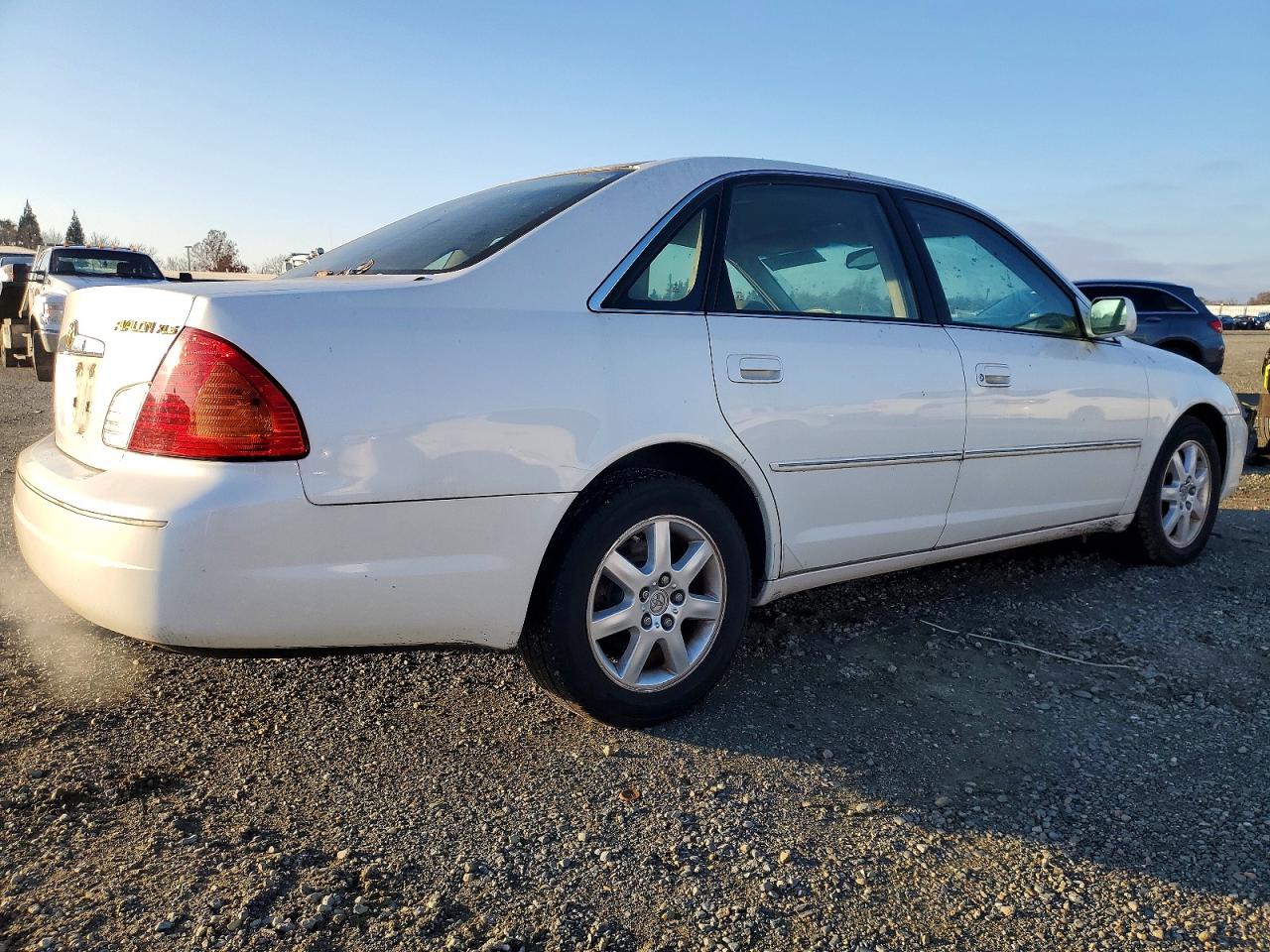 2002 TOYOTA AVALON XL photo 3