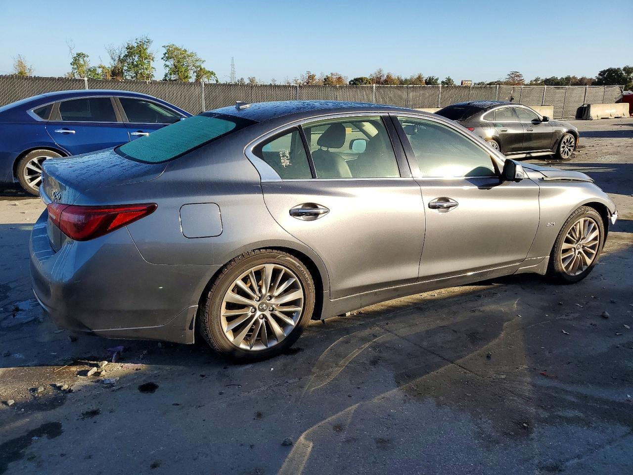 2018 INFINITI Q50 LUXE photo 3