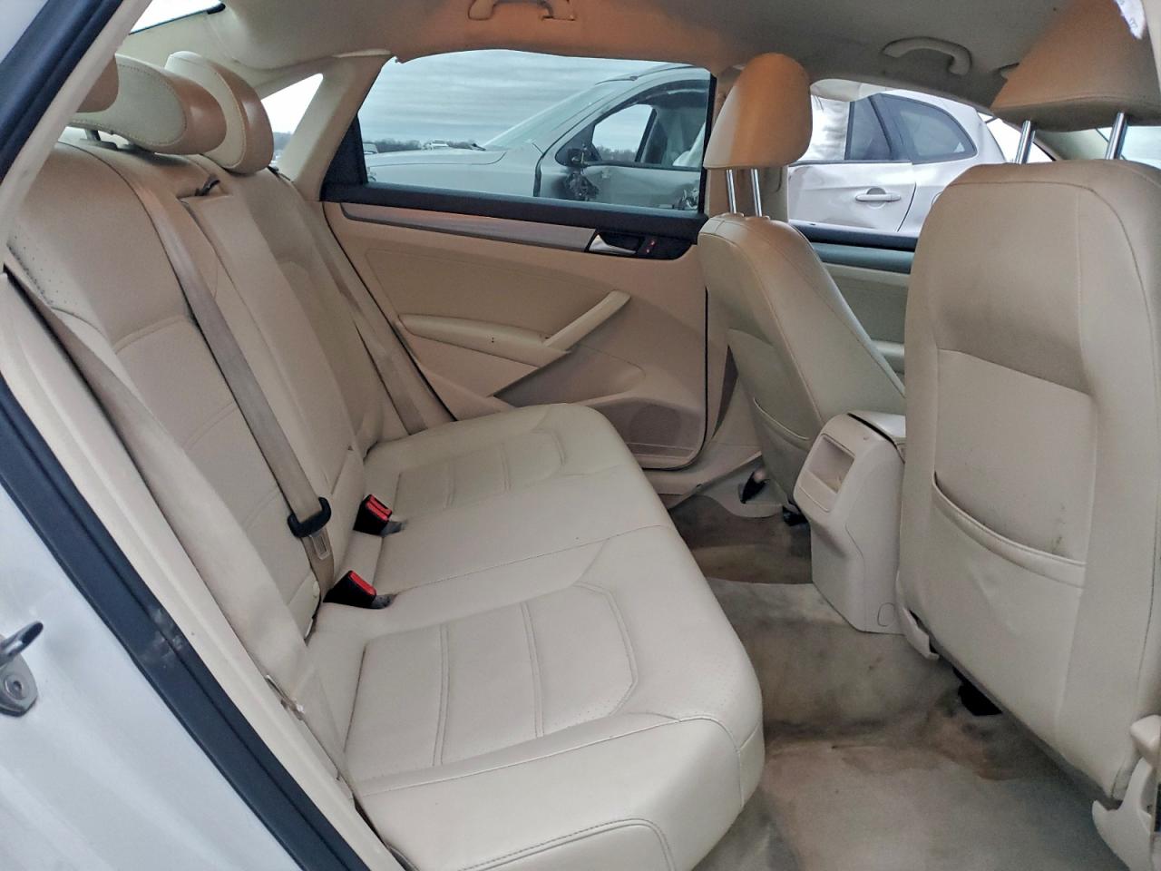 2014 VOLKSWAGEN PASSAT S photo 10