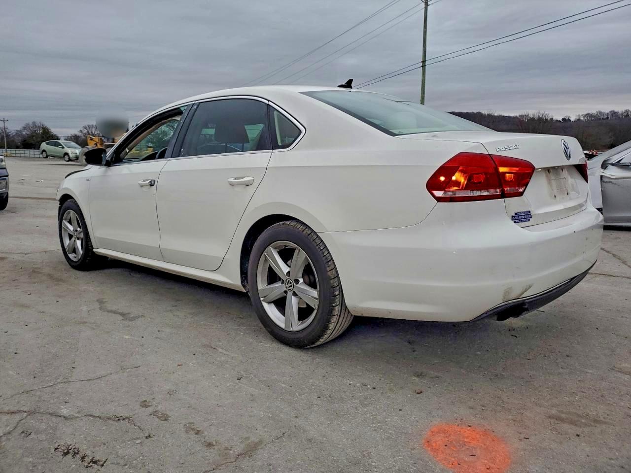2014 VOLKSWAGEN PASSAT S photo 2