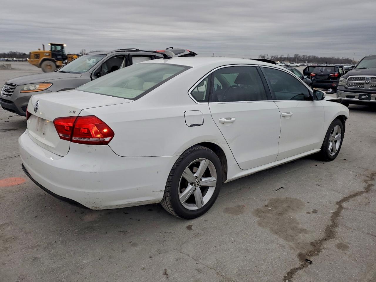 2014 VOLKSWAGEN PASSAT S photo 3