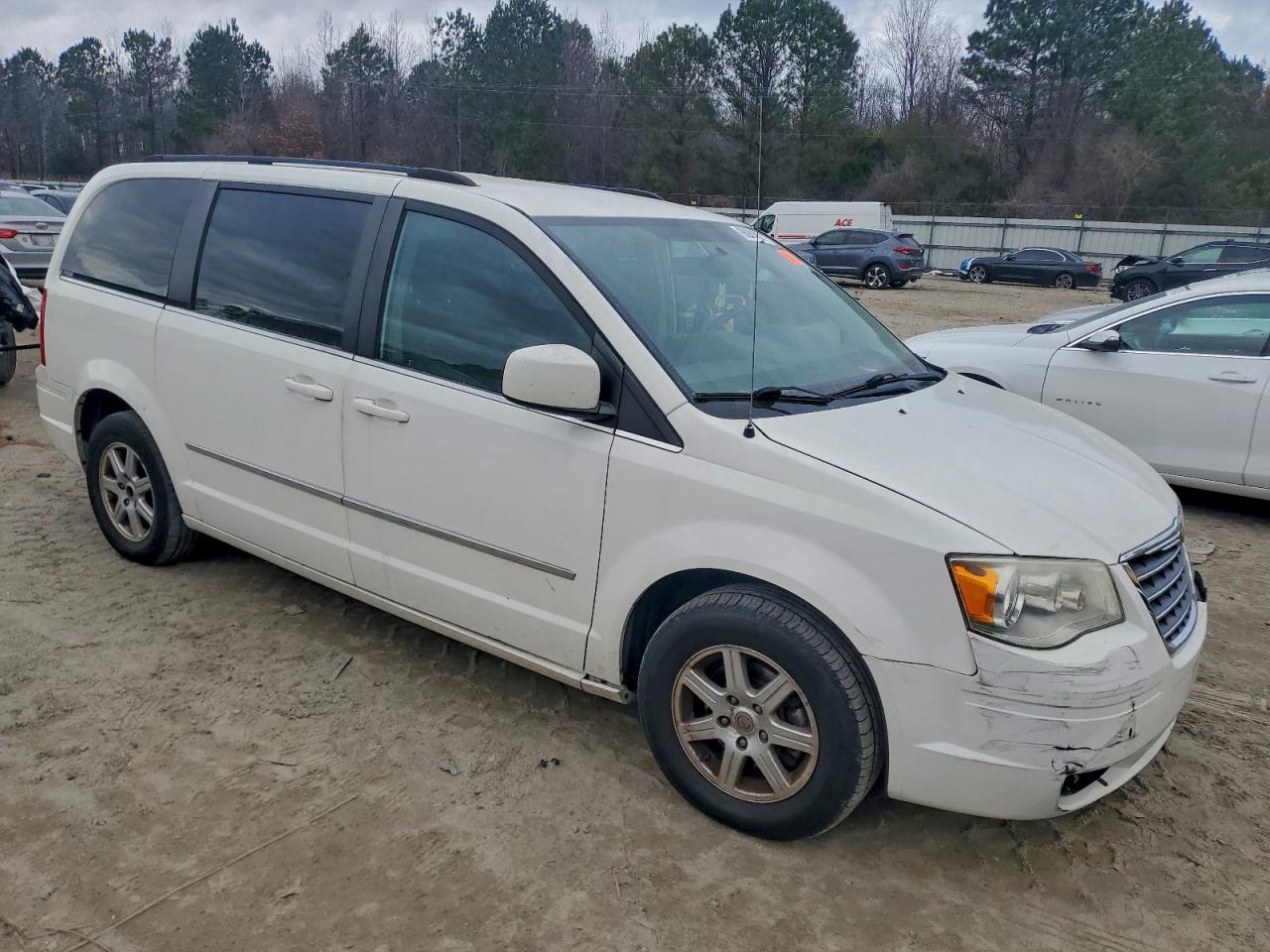 2010 CHRYSLER TOWN & COUNTRY TOURING photo 4
