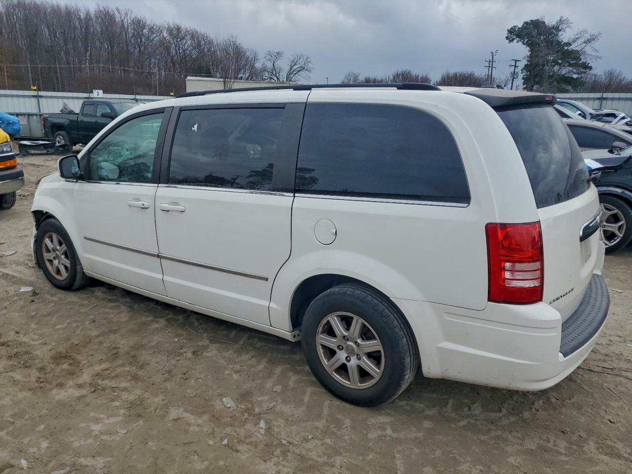 2010 CHRYSLER TOWN & COUNTRY TOURING photo 2