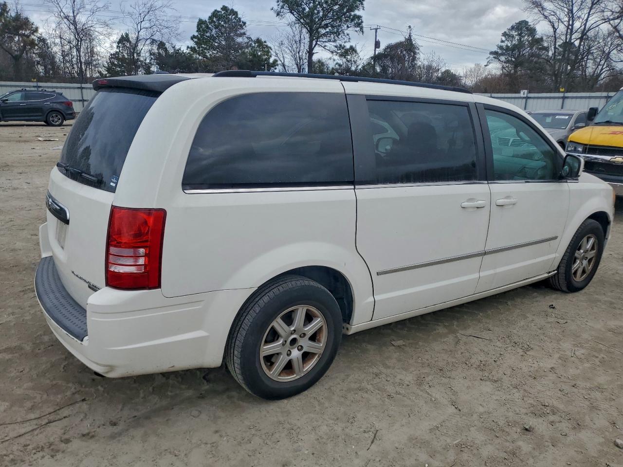 2010 CHRYSLER TOWN & COUNTRY TOURING photo 3